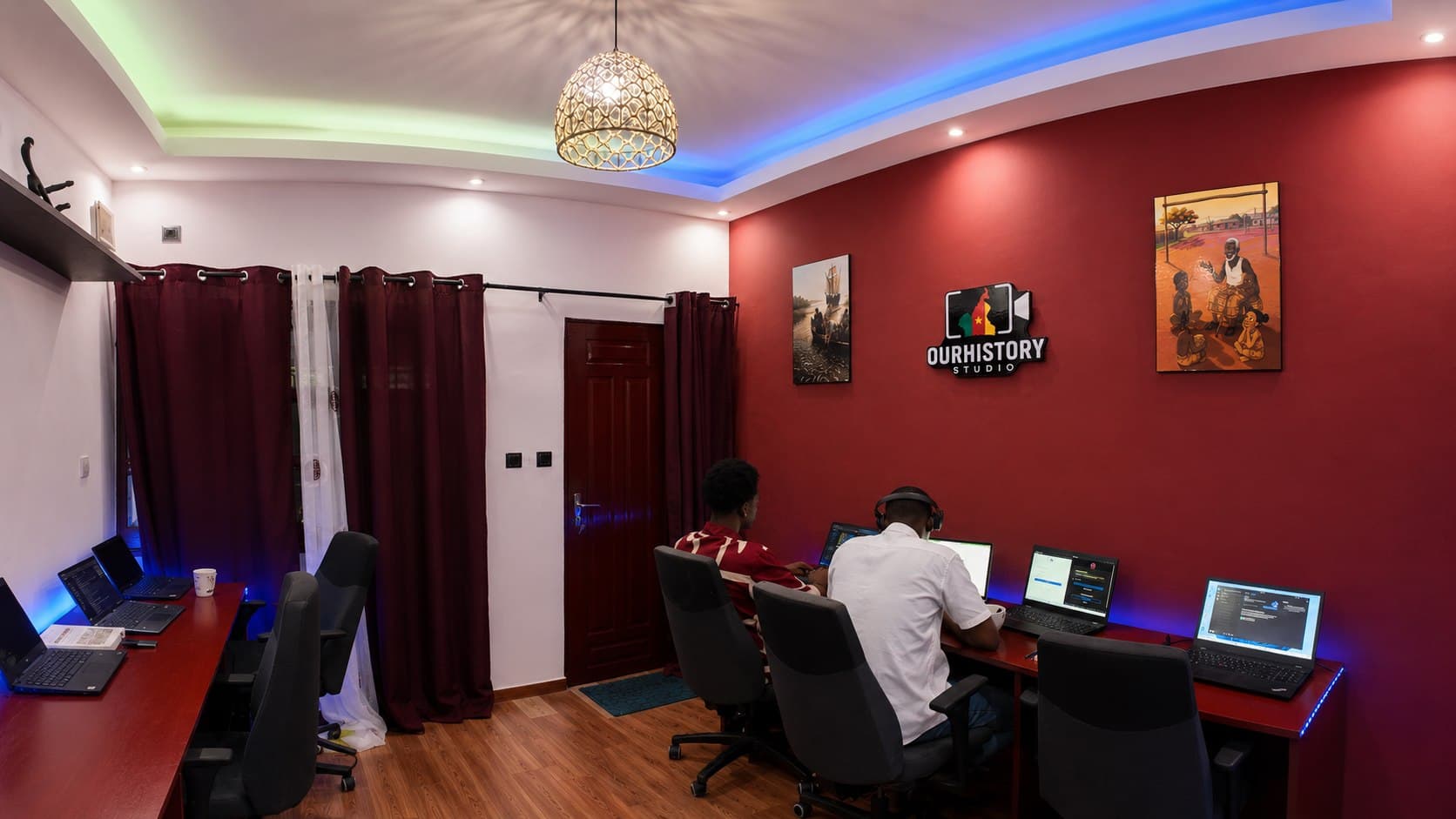 Postes de travail et ordinateurs dans l'espace de formation OurHistory Studio à Douala.